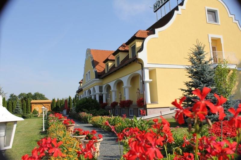 Barokk Hotel Hegyeshalom Exterior foto