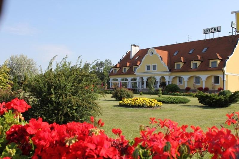 Barokk Hotel Hegyeshalom Exterior foto