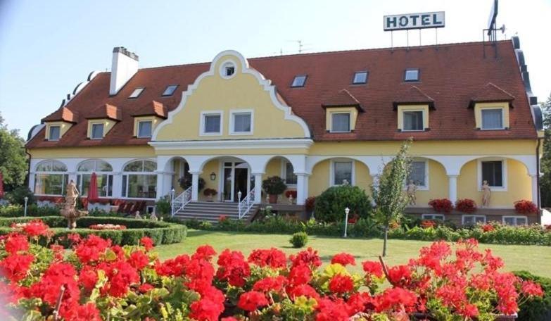 Barokk Hotel Hegyeshalom Exterior foto