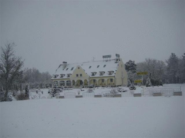 Barokk Hotel Hegyeshalom Exterior foto